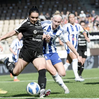 HJK och TPS kämpar om bollen i match i Nationella ligan.