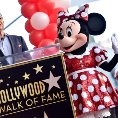 Disneyn toimitusjohtaja Bob Iger ja Minni Hiiri -asussa oleva henkilö Hollwood Walk of Famella.