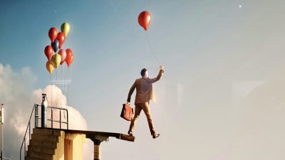 Detalj ur den svenske fotografen Erik Johanssons utställning på Fotografiska i Tallinn där en man med en ballong i handen tar ett steg ut över kanten på ett högt hopptorn.