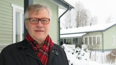 Jaakko Pursiainen, pensionerad kriminalöverkommissarie som fungerar som företrädare för asylsökande barn