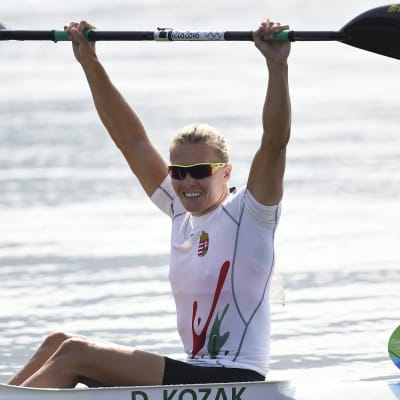 Danuta Kozak håller paddeln ovanför huvudet som tecken på att hon vunnit OS-guld i Rio.