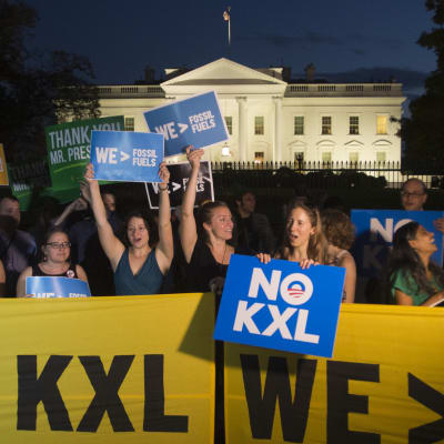 Den omstridda oljeledningen Keystone XL har stött på hårt motstånd bland miljöaktivister, lokala jordbrukare och indianstammen Standing Rock. protester har bland annat förekommit utanför Vita huset