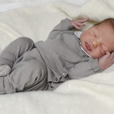 Första officiella bilder på prinsessan Madeleines ocg Chris O'Neills nyfödda baby publicerad.