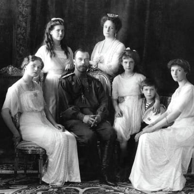 Tsarfamiljen 1913. Fr.v. Olga, Maria, Nikolaj II, Aleksandra, Anastasija, Aleksej och Tatjana.