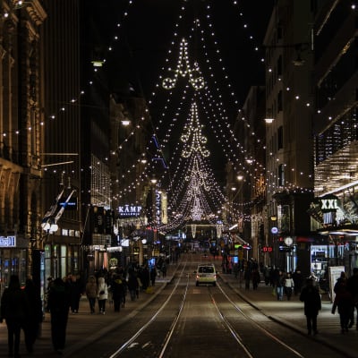 Aleksanterinkadun jouluvalot 6. joulukuuta 2020 Helsingissä.