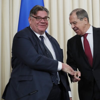 Rysslands utrikesminister Sergej Lavrov avfärdade anklagelserna då han träffade utrikesminister Timo Soini i Moskva