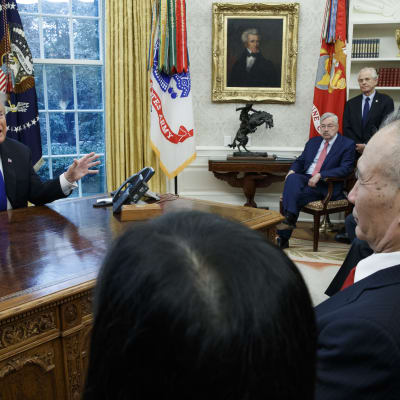 Trump i talarpose inför kinesisk chefsförhandlare i välfyllda Ovala rummet.
