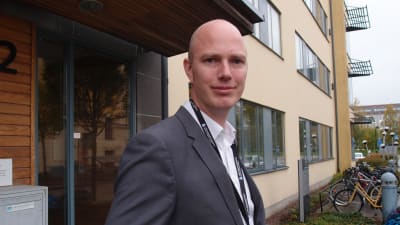 Martin Burman är utredare vid Läkemedelsverket i Sverige, som förbjöd företaget Ion Silver att marknadsföra silvervatten med påståenden om att det botar sjukdomar. 