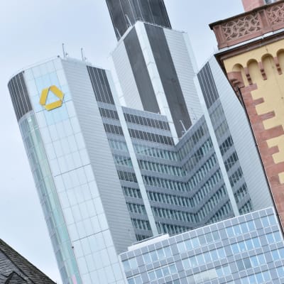 Commberzbanks huvudkontor i Frankfurt am Main den 26 juni 2013.