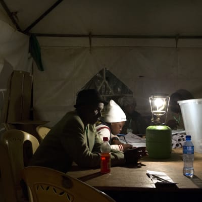 Valfunktionärer räknar röster i Kibera under natten till onsdagen.