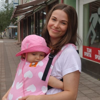Sole Garghentino-Nygård med sin ettåriga dotter Lila i en bärväska på magen.