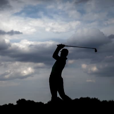 En 14-årig thailändska har blivit den yngsta att vinna en proffstävling i golf.