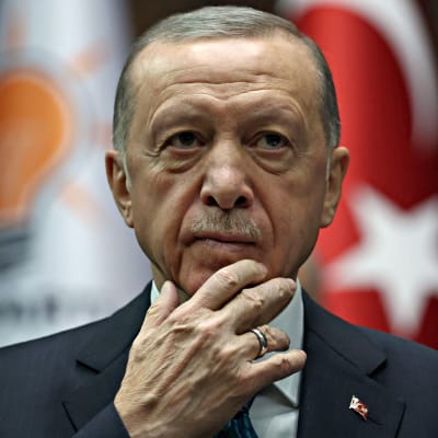 Turkin presidentti Recep Tayyip Erdoğan mietteliäänä Turkin Ankarassa 29. maaliskuuta 2023.