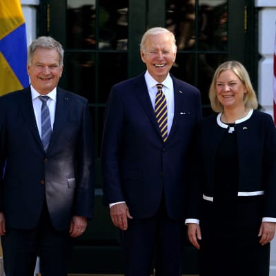 Presidenterna Sauli Niinistö och Joe Biden samt statsminister Magdalena Andersson utanför Vita huset den 19 maj 2022.