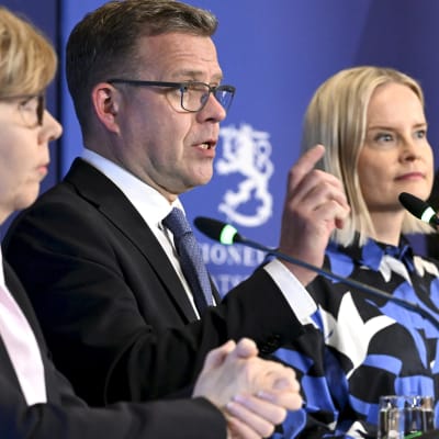 Hallituksen muodostaja, kokoomuksen puheenjohtaja Petteri Orpo (toinen vas.) piti tiedotustilaisuuden yhdessä RKP:n puheenjohtaja Anna-Maja Henrikssonin (vas.), perussuomalaisten puheenjohtaja Riikka Purran ja KD:n puheenjohtaja Sari Essayahin kanssa Säätytalolla Helsingissä 9. toukokuuta 2023.