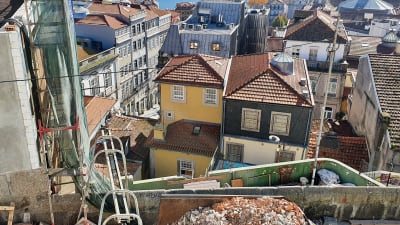 Hus i backarna ner emot floden Douro i Portos innerstad.