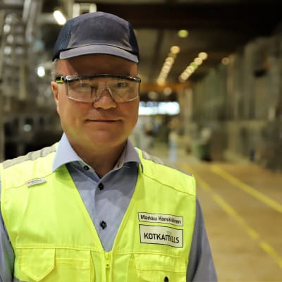 Metsäyhtiö Kotkamills Oy:n toimitusjohtaja Markku Hämäläinen seisoo tehtaan paperi- ja kartonkikonesalissa