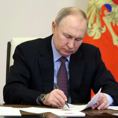 Venäjän presidentti Vladimir Putin osallistuu uusien ja kunnostettujen liikenneinfrastruktuurien avajaisiin videokonferenssin välityksellä Moskovassa Venäjällä 13.12.2022.