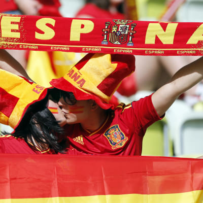 Espanjalaiset jalkapallofanit suutelevat katsomossa.