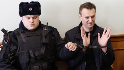 Oppositionsledaren Aleksej Navalnyj i handklovar under en domstolsbehandling i Moskva i mars 2017