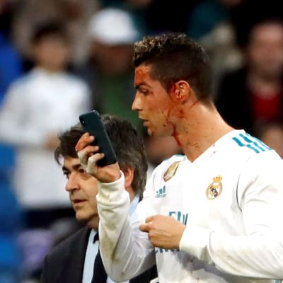 Cristiano Ronaldo speglar sig.