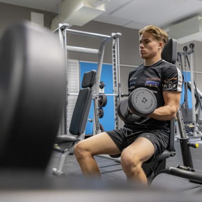 Henri Sääskilahti nostelee käsipainoja kuntosalilla.