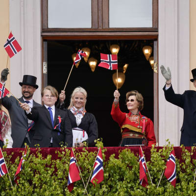Den norska kungafamiljen vinkar till folket 17.5.2020