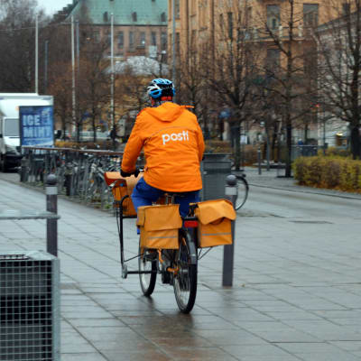 Postiljon som cyklar i Vasa Centrum.