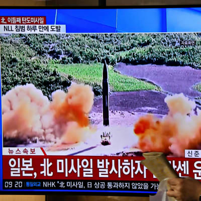 Nainen katselee Soulin rautatieasemalla televisioruutua, josta näkyy uutislähetys Pohjois-Korean ohjuskokeesta 3. marraskuuta 2022..