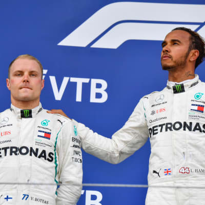 Valtteri Bottas och Lewis Hamilton står på prispallen