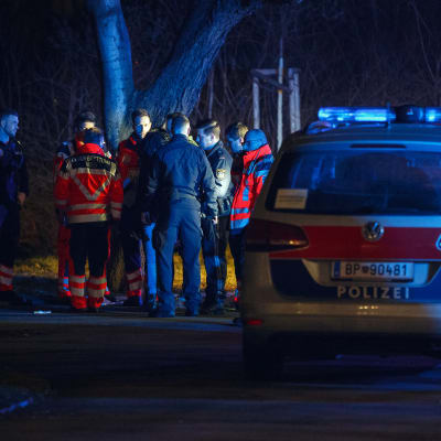 Österrikisk polis vid platsen för en knivhuggning