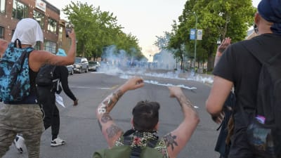 Demonstranter står mot polisen i Minneapolis.