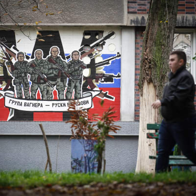 Ohikulkija kävelee Serbian Belgradissa ohi seinämaalauksen, jossa lukee Venäjäksi "Wagner-yhtiö – Venäjän ritarit".