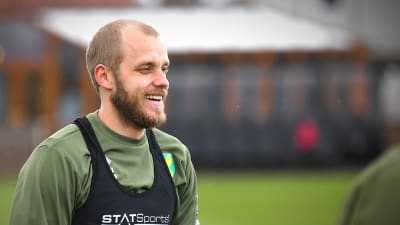 Teemu Pukki skrattar.