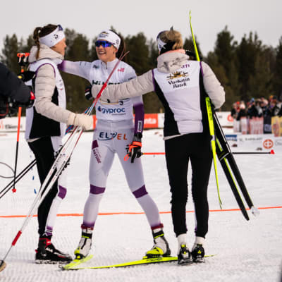 Eveliina Piippo, Jasmin Kähärä och Vilma Nissinen kramar om varandra.