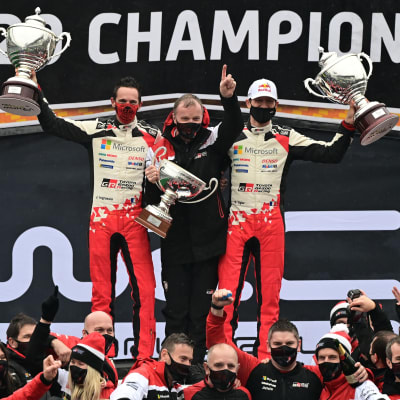 Julien Ingrassia, Tommi Mäkinen ja Sebastien Ogier juhlivat palkintokorokkeella kauden 2020 maailmanmestaruutta.