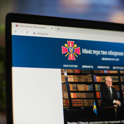 Ukrainas försvarsministeriums webbsida öppen på en dator.