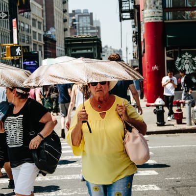 New York-bor skyddar sig mot värmeböljan den 2 juli.
