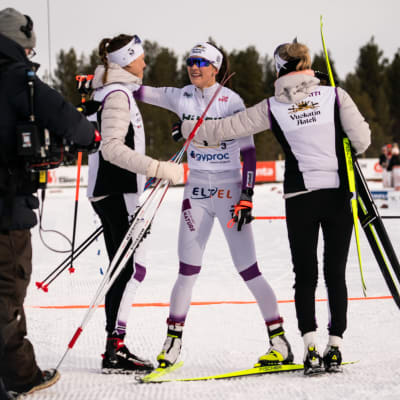 Jasmin Kähärä har åkt i mål och gratuleras av lagkamrater.