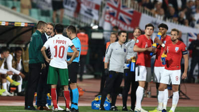 Diskussioner mellan domare, Bulgariens herrlandslag i fotboll, samt Englands herrlandslag i fotboll.