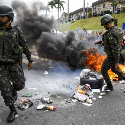 armén släcker bränder som tänts på gatan i espirito santo