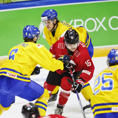 Sverige inledde sitt VM med seger över Schweiz med siffrorna 8-3.