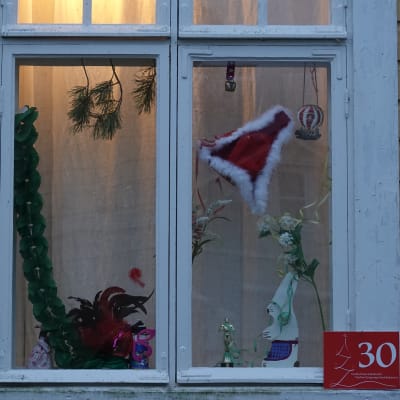 Juldekorationer i ett fönster i Gamla stan i Ekenäs.