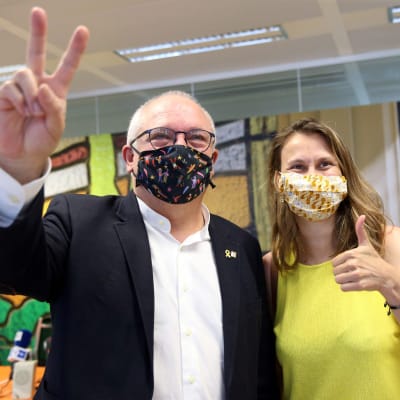 Katalonska separatisledaren och tidigare kulturminister Lluis Puig visar segertecken efter att en belgisk domstol slagit fast att han inte utlämnas till Spanien 7..8.2020.