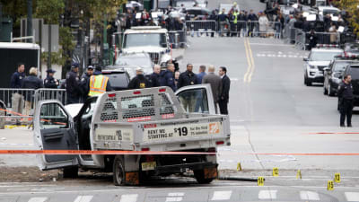 Brottsutredare undersöker hyrbilen som användes i terrordådet i New York 