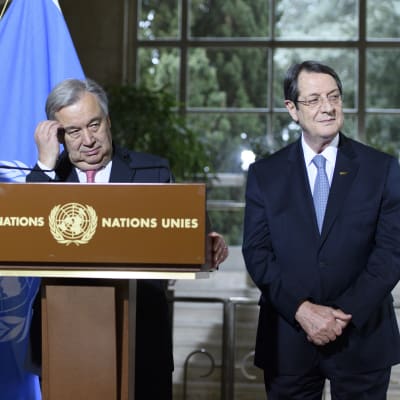 Turkcyprioternas ledare Mustafa Akinci, FN:s generalsekreterare Antonio Guterres och den grekcypriotiske presidenten Nicos Anastasiades