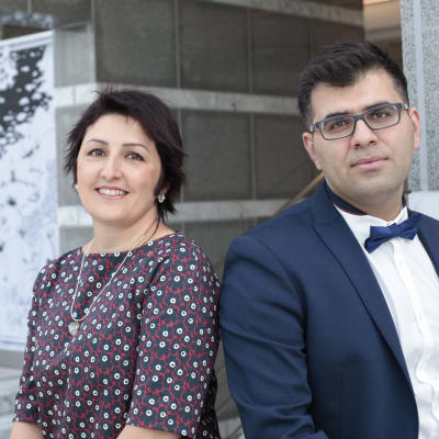 Bahar Mozaffari (till vänster) och Ramin Akhi valdes till årets flyktingkvinna respektive årets flyktingman i Tammerfors den 11 mars 2017.