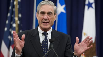 Specialåklagare Robert Mueller talalr med händerna, i bild från 2013 då han lämnade chefsjobbet på FBI.
