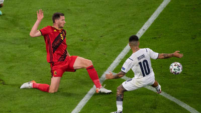Jan Vertonghen styr undan bollen.