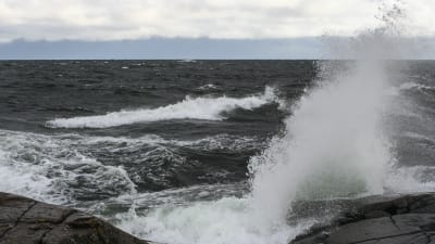 Kovan tuulen nostattamat aallot iskevät Märketin rantakallioon